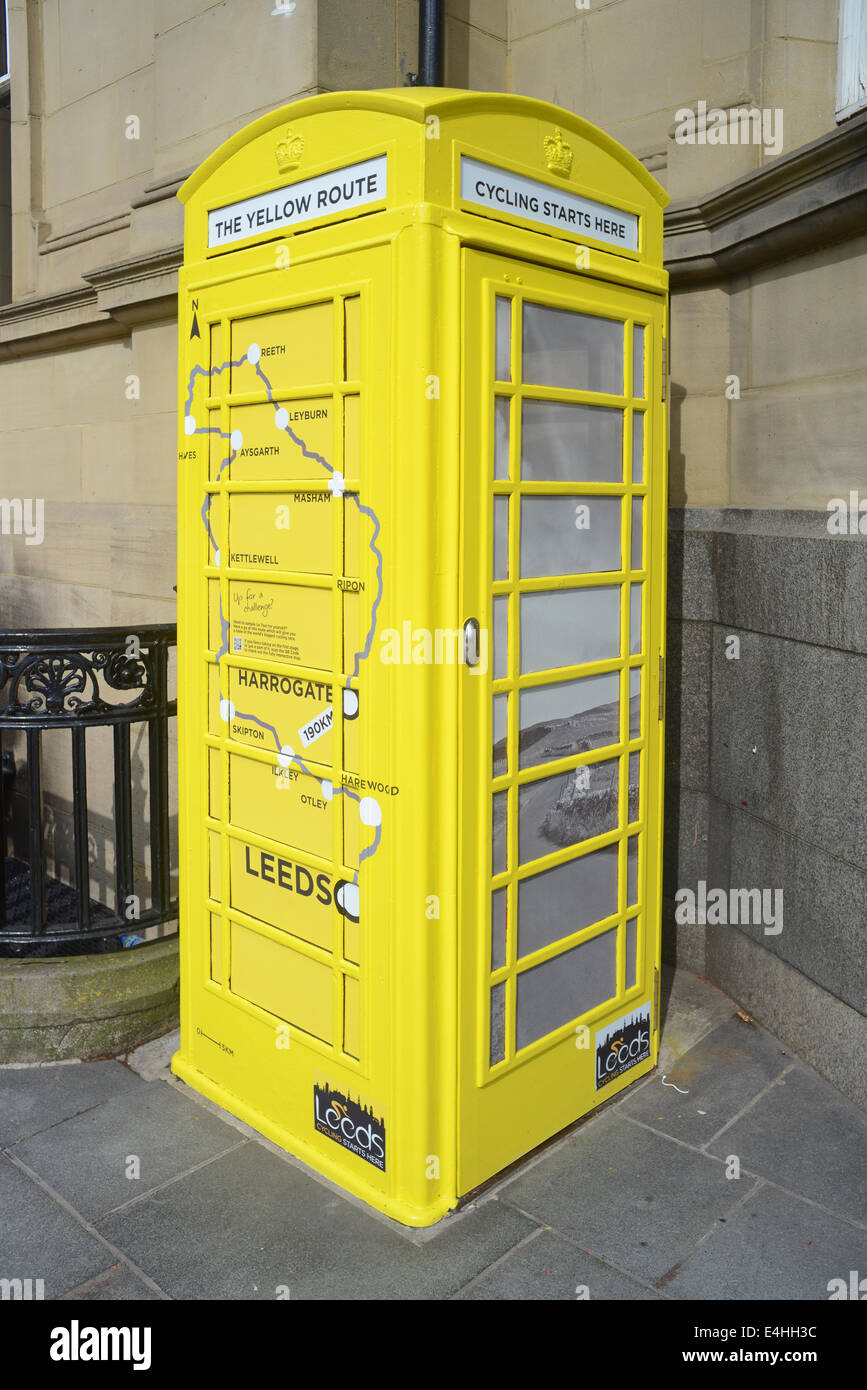 gelbe Telefonzelle in Leeds City Square markiert den Beginn der Tour de France in Leeds Yorkshire UNO Königreich Stockfoto