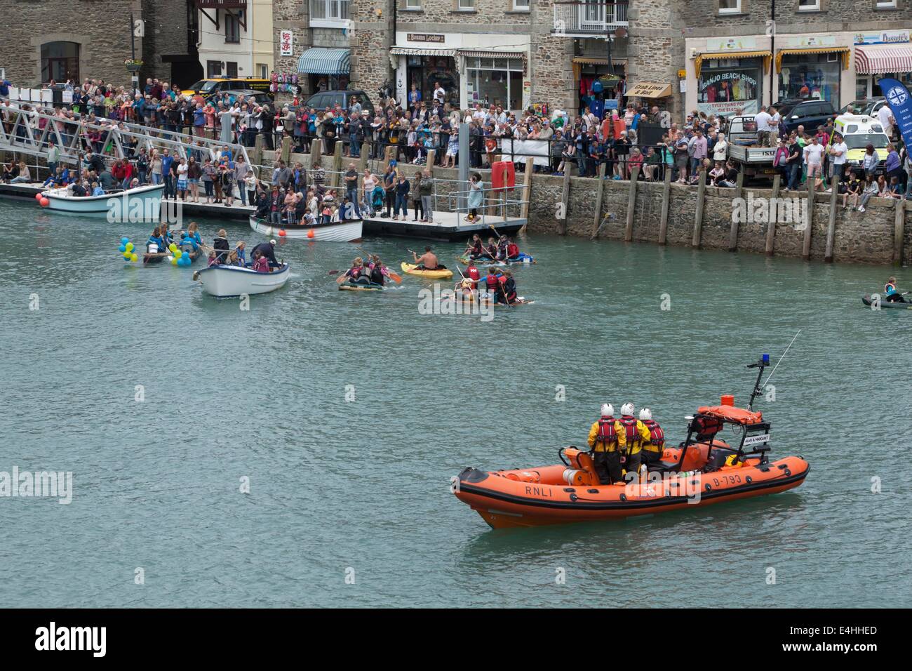 Inshore RNLI, Rettungsboot in Looe Cornwall mit seiner Crew, die ein Atlantic Class namens Alan & Margaret, beim jährlichen Floß-Rennen Stockfoto