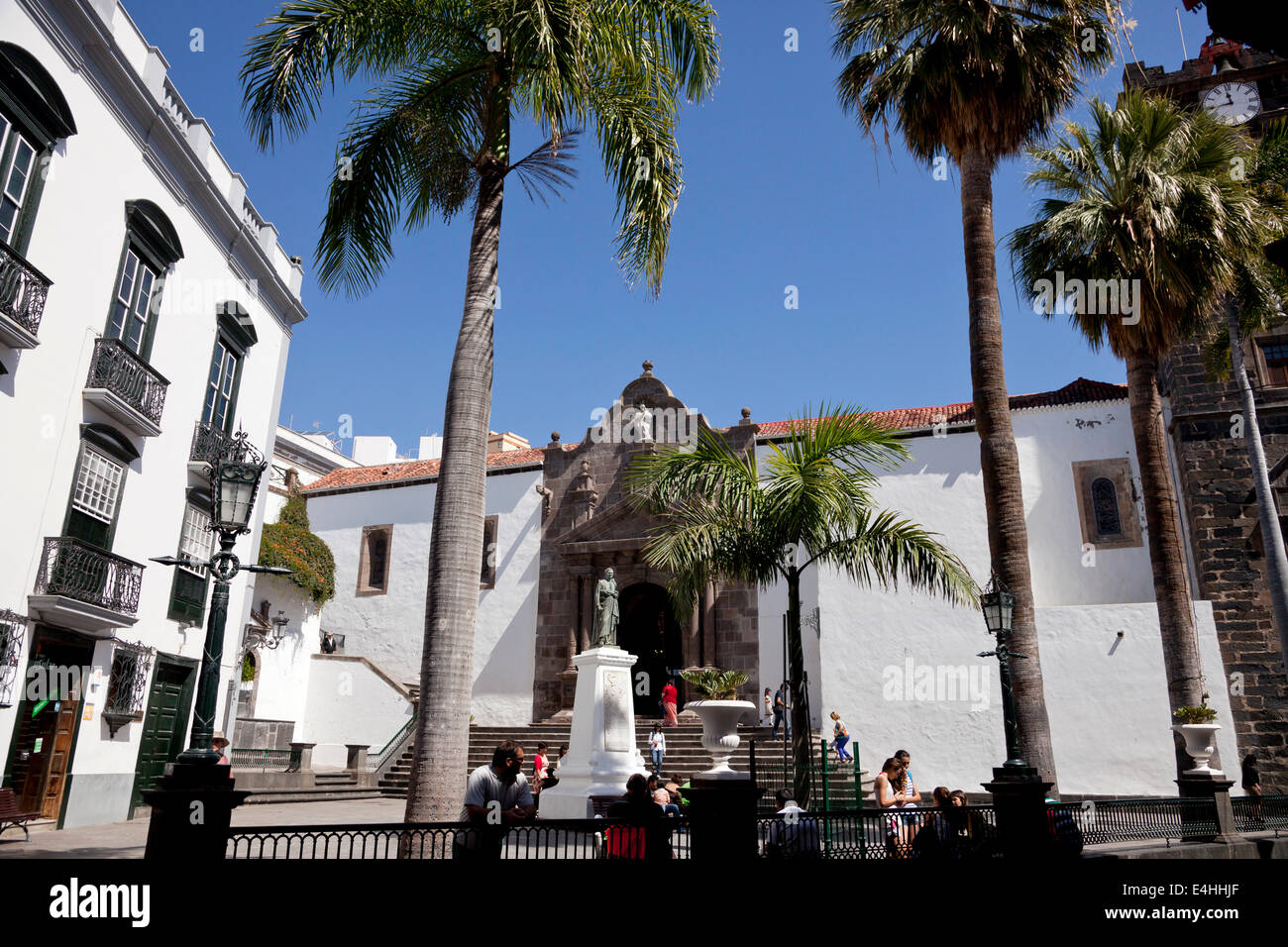 Plaza de Espana mit Kirche Iglesia Matriz de El Salvador und das Denkmal von Manuel Hernandez Diaz in Santa Cruz De La Palma, Stockfoto