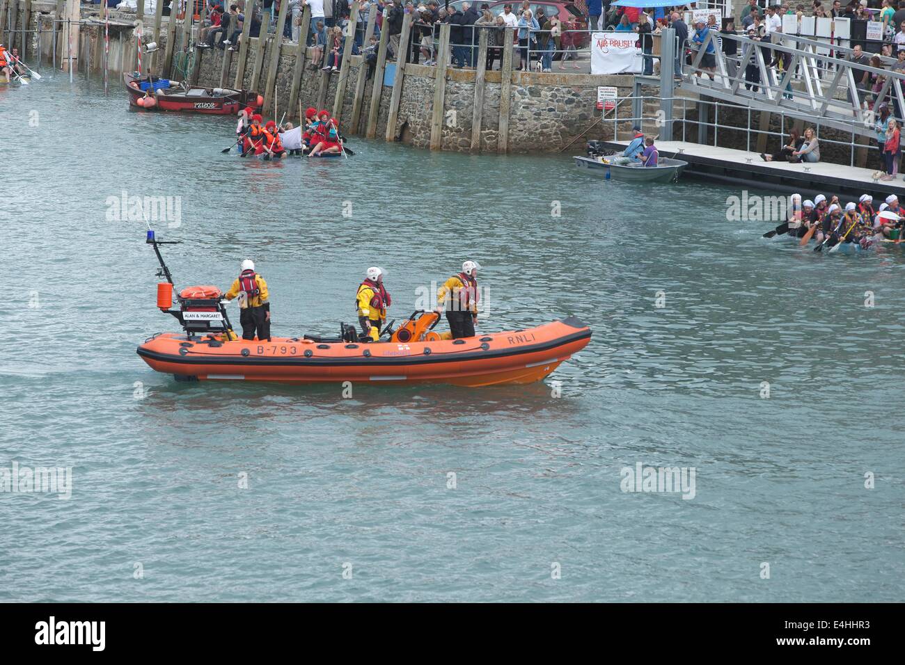 Inshore RNLI, Rettungsboot in Looe Cornwall mit seiner Crew, die ein Atlantic Klasse namens Alan & Margaret, bei der jährlichen Floß fahren ich Stockfoto