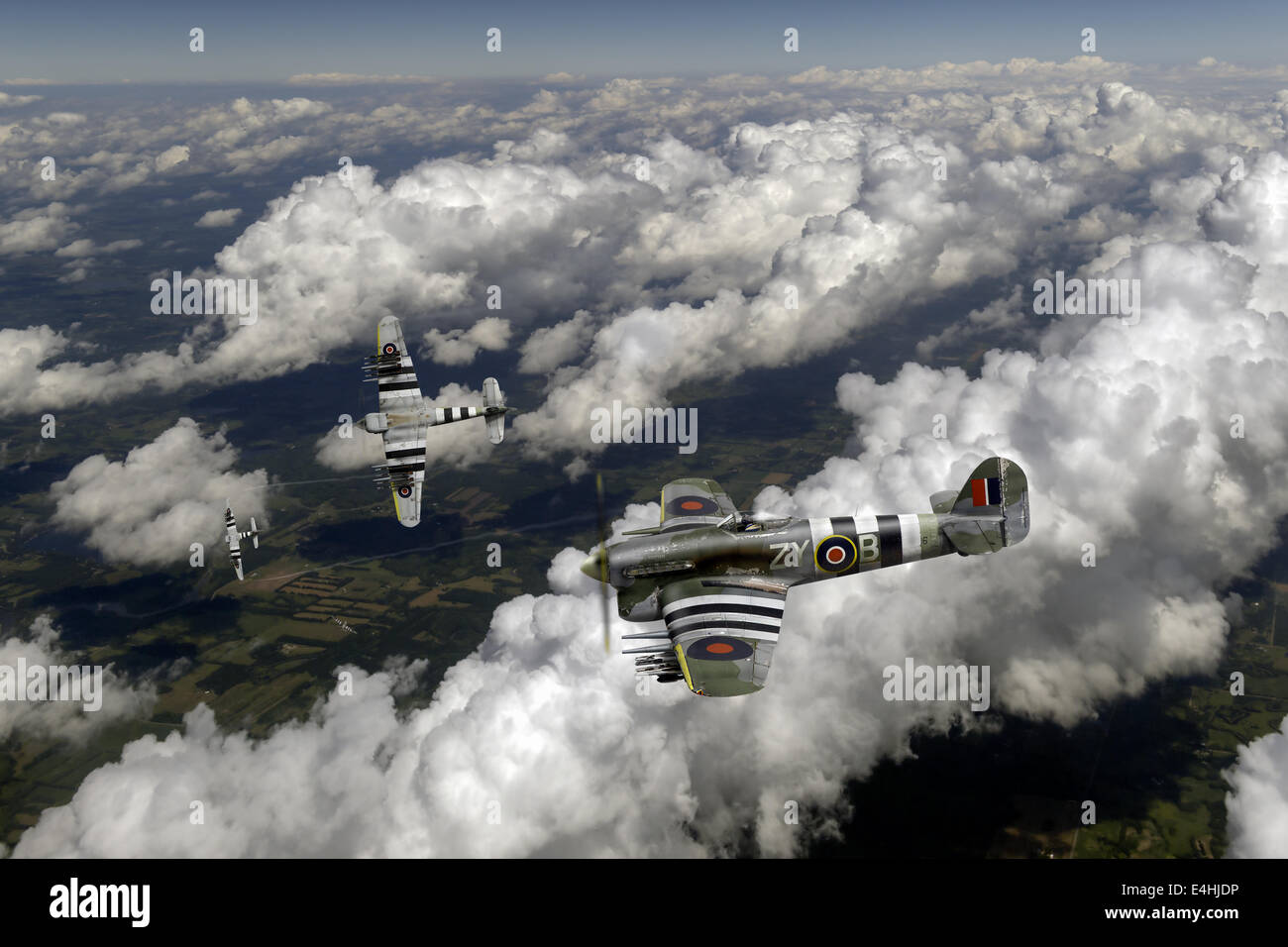 Hawker Taifune von Nr. 247 (britische China) Squadron, sportliche d-Day Invasion Streifen, einen Angriff zu Beginn Tauchen im Juni 1944. Stockfoto