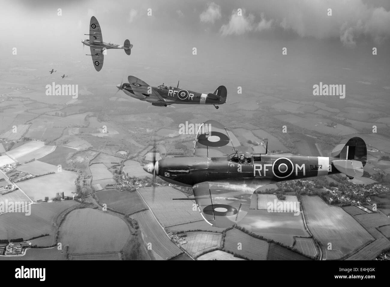 Fotografische Darstellung von drei Piloten mit 303 Squadron (Polnisch) RAF in Mk Vb Spitfires auf einer Schleife über Nordfrankreich, 1942 Stockfoto