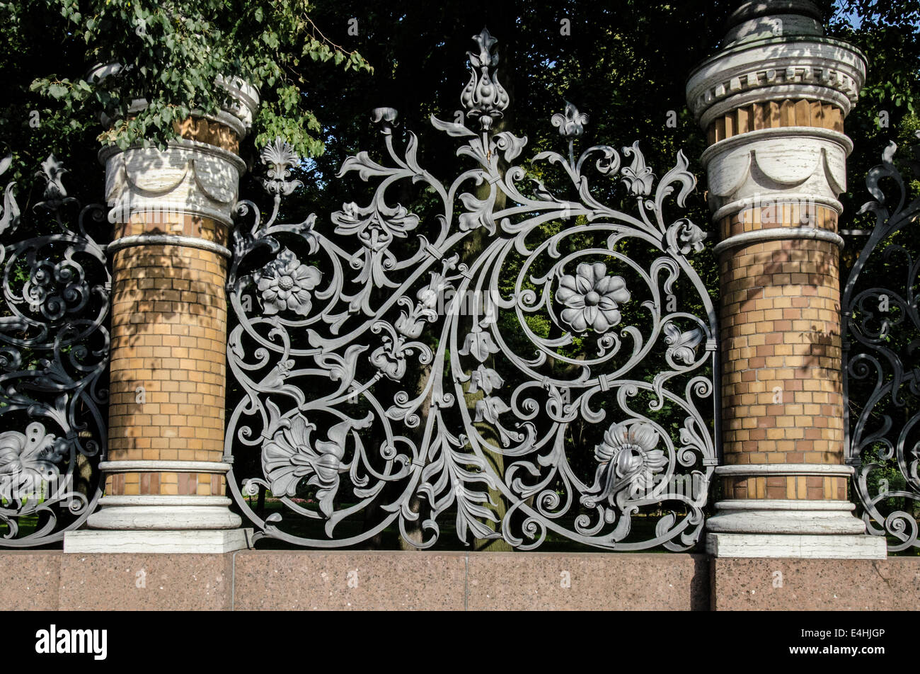 Schmiedeeisen Zaun Detail neben der Kirche die Auferstehungskirche in St. Petersburg Stockfoto