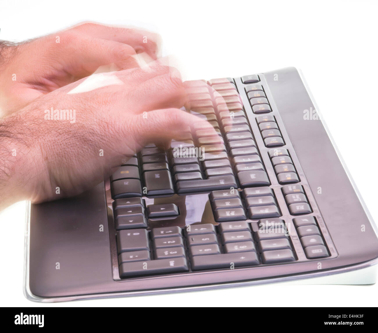 Schnelle Eingabe: zwei Hände, die auf einer schwarzen Tastatur tippen Stockfoto