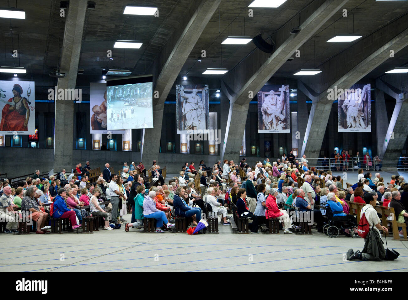 Sonntag internationale Messe in der Basilika St. Pius X. in Lourdes Stockfoto