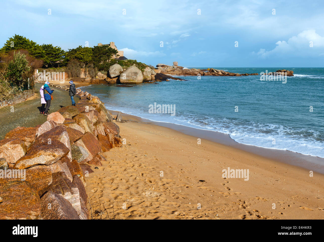 Familie und Munitionsdepot Küste Frühling anzeigen (zwischen Perros-Guirec und Telstar-Bodou, Bretagne, Frankreich). Der rosa Granit Küste. Stockfoto