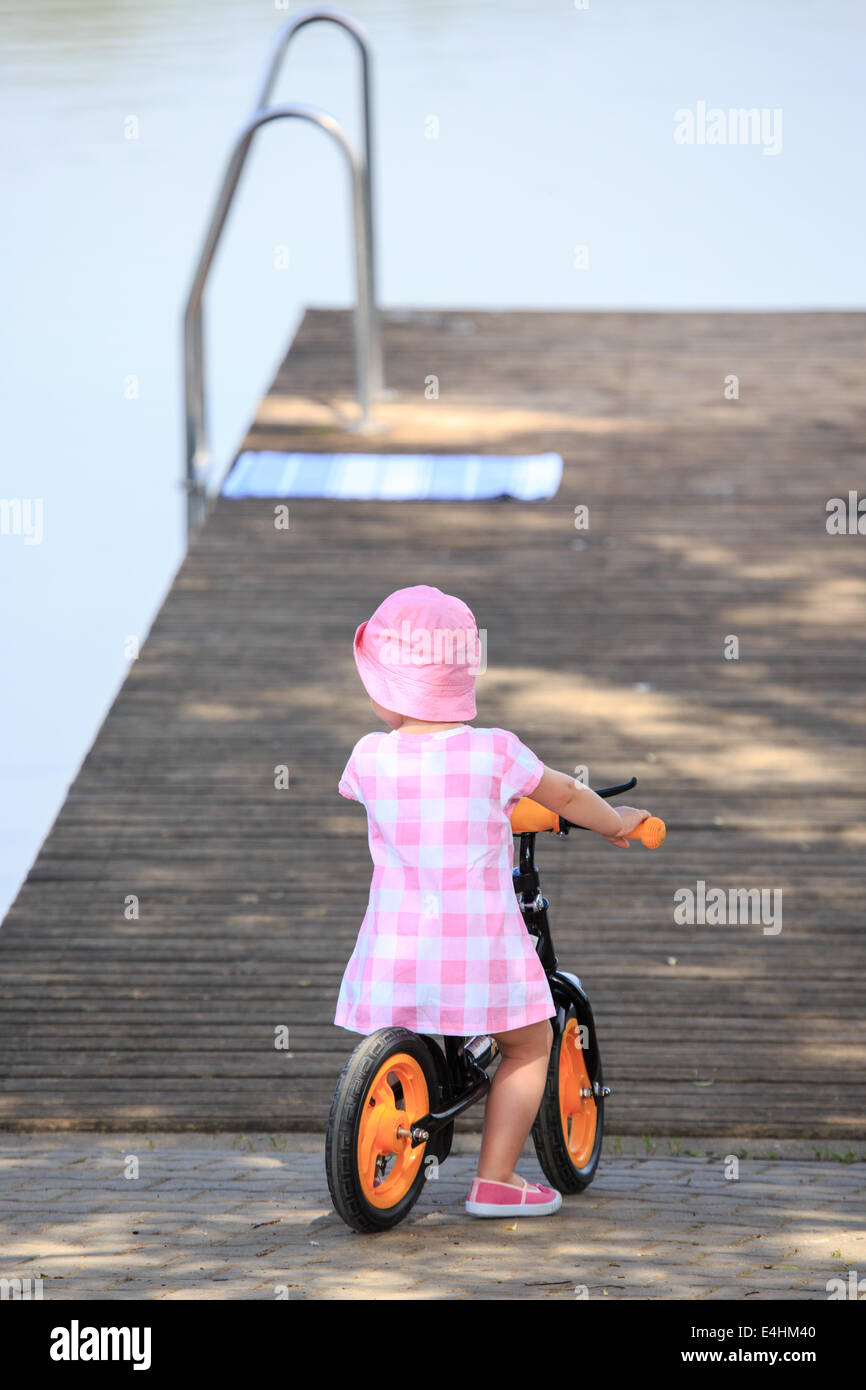 kleines Mädchen in einem Park Radfahren Stockfoto