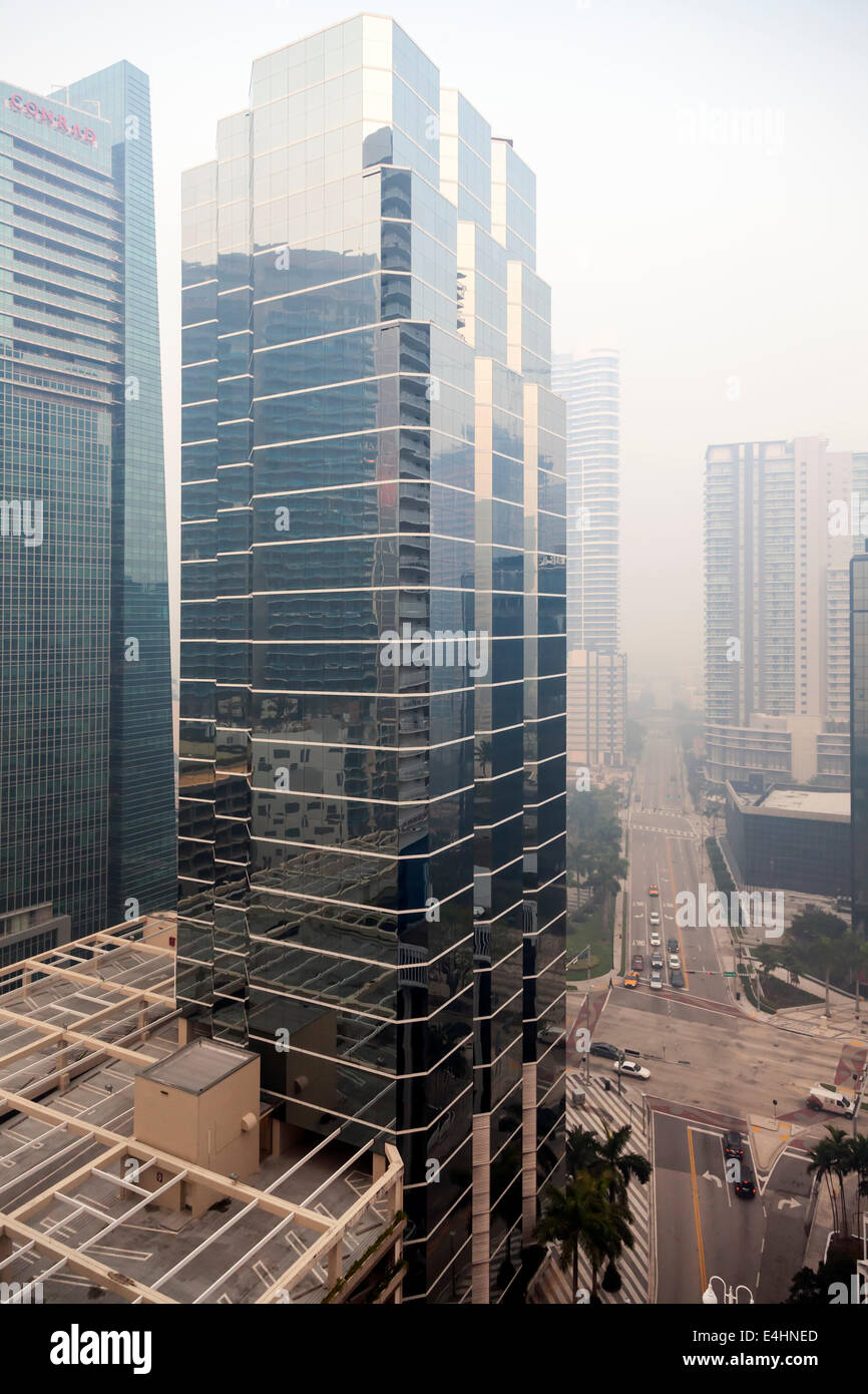 Rauch über Downtown in der Nähe von 1221 Brickell Büro-Hochhaus, Miami, Florida am Ecke der Brickell Avenue und Korallen. Stockfoto