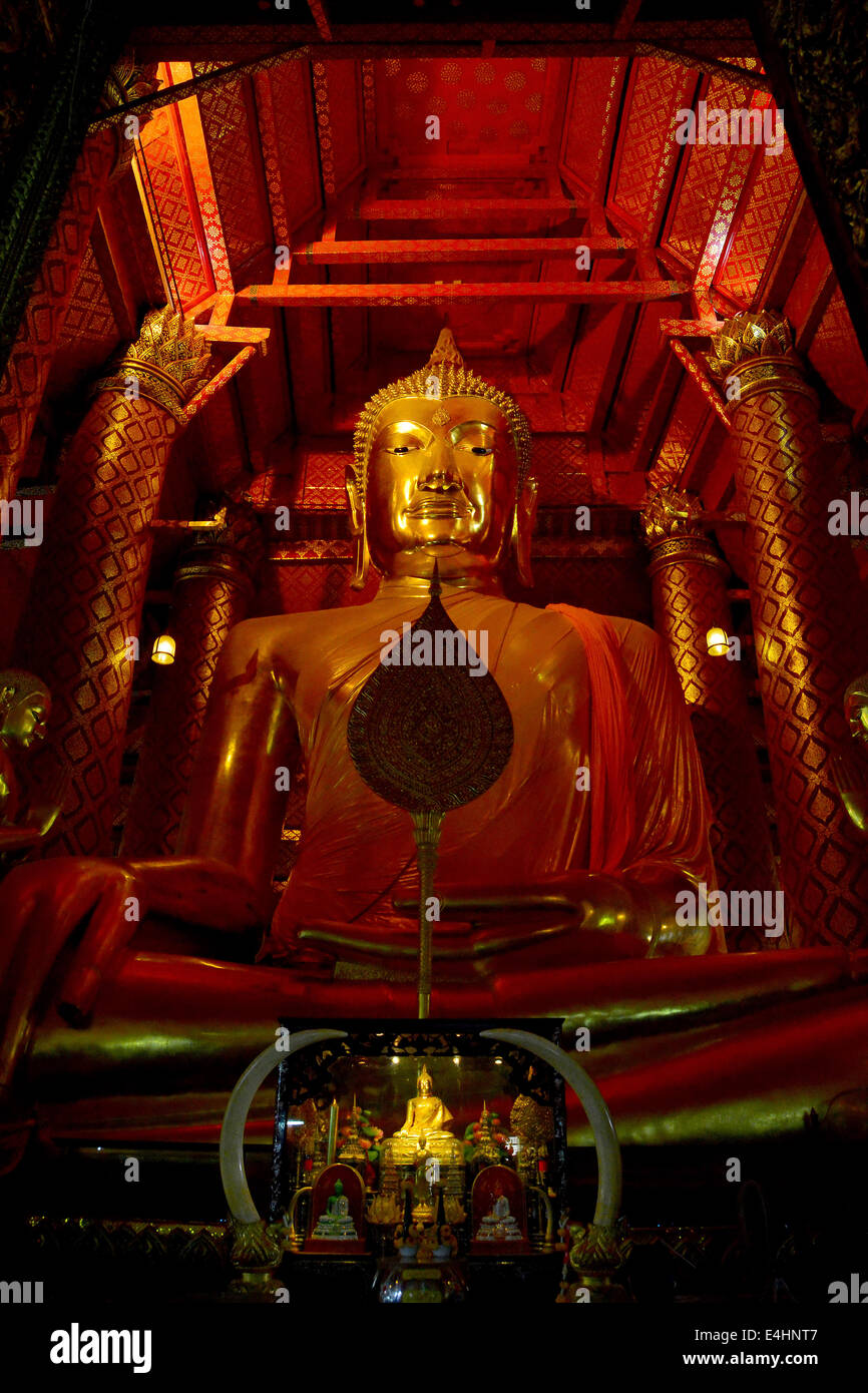 Bild von Buddha am Wat Watpananchong, Ayutthaya, Thailand A Buddha-Statue in Thailand in der Regel bezieht sich auf dreidimensionale Stein, Stockfoto