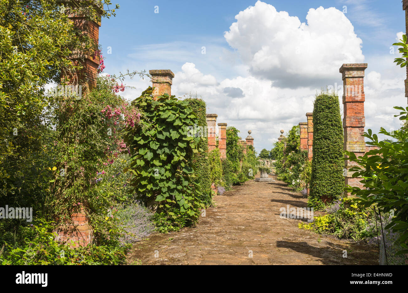 Ummauerten Garten der Sandringham House, Norfolk, Großbritannien mit Pfad und Mauerwerk Säulen Stockfoto