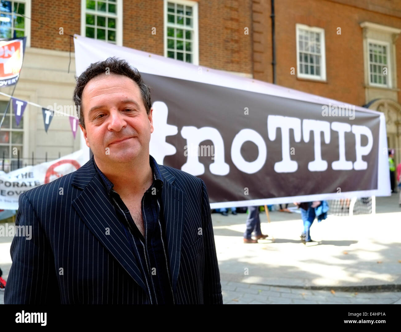 London, UK. 12. Juli 2014. Große Demonstration ist in London gegen vorgeschlagene EU-USA-Trade Deal (TTIP) statt. Mark Thomas Komiker besucht Credit: Rachel Megawhat/Alamy Live News Stockfoto