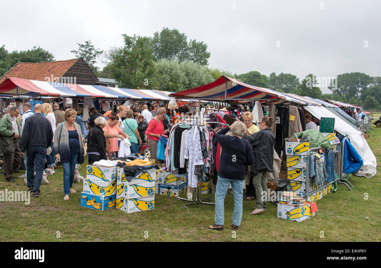 Menschen beim Einkaufen auf dem jährlichen Bauernmarkt in Hellvoetsluis auf July12, ist dieser Markt Stockfoto