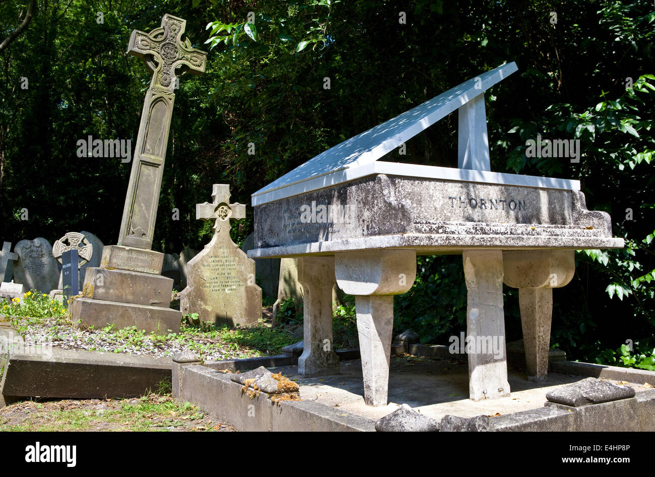 Grabsteine und Skulpturen auf dem Highgate Cemetery in London. Stockfoto