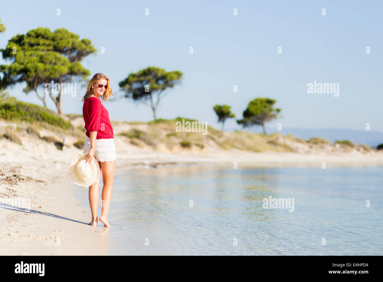 Junge Frau am Strand Stockfoto