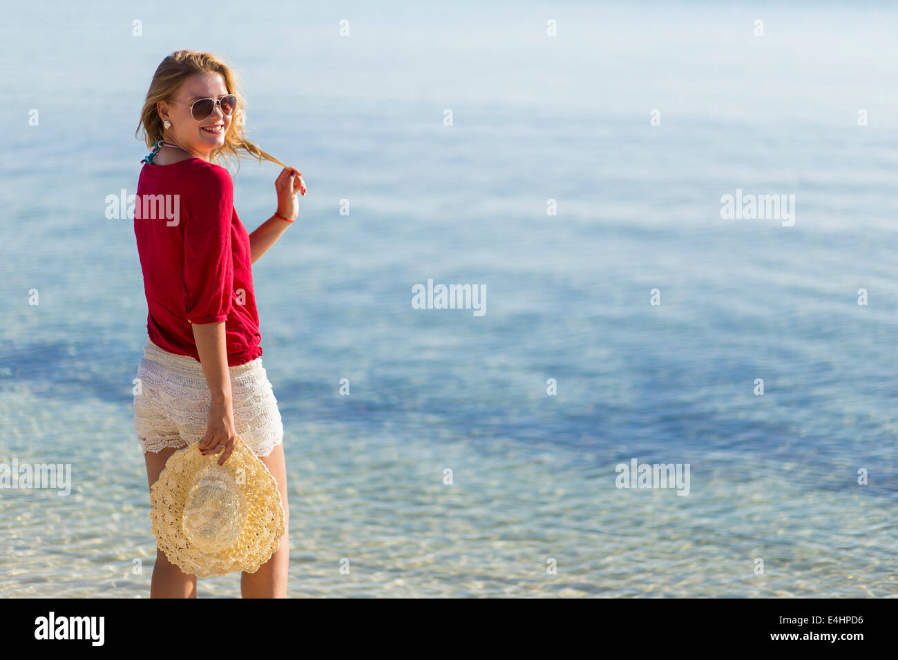 Junge Frau am Strand Stockfoto