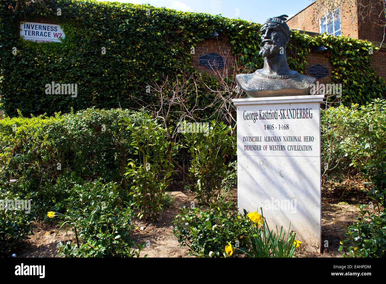 Eine Gedenkstätte Büste der albanischen nationalen Helden George Kastrioti-Skanderberg auf Inverness Terrace in London. Stockfoto