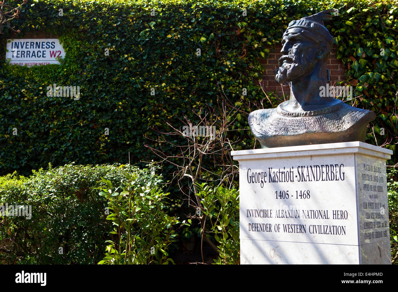 Eine Gedenkstätte Büste der albanischen nationalen Helden George Kastrioti-Skanderberg auf Inverness Terrace in London. Stockfoto