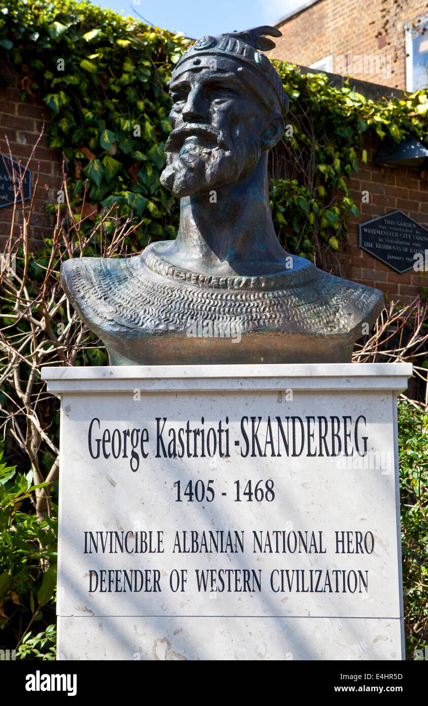 Eine Gedenkstätte Büste der albanischen nationalen Helden George Kastrioti-Skanderberg auf Inverness Terrace in London. Stockfoto