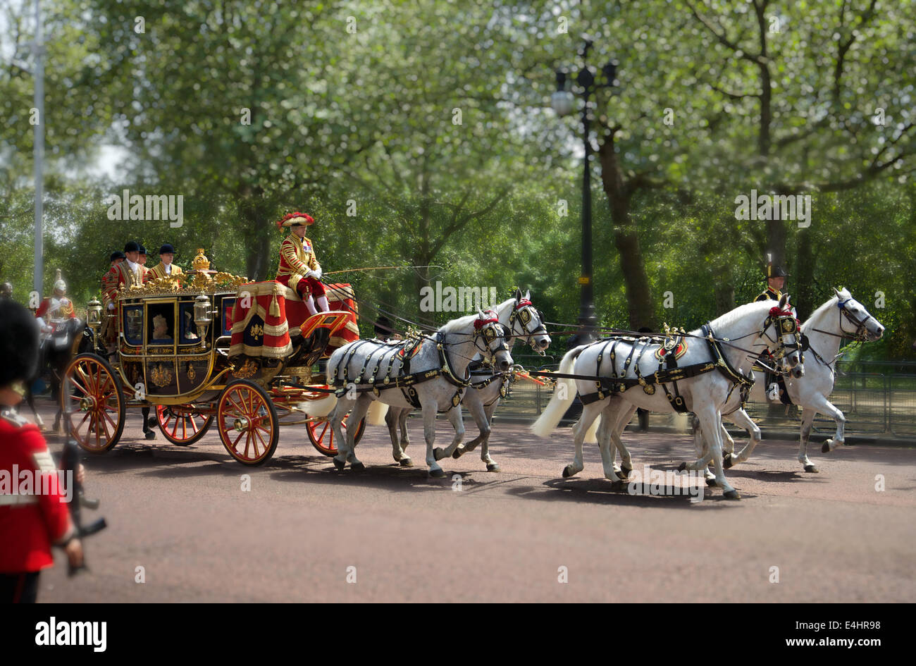 Die königliche Kutsche mit Queen Elizabeth 11 und Prinz Phillip auf dem Weg zu den Zustand-Öffnung des Parliament.London Stockfoto