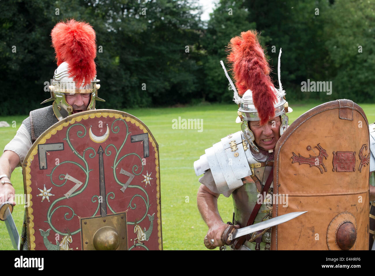 Ribchester, Lancashire, UK, 12. Juli 2014. Die Re-enactment Group legio secunda Augusta wurden an Hand der Ribchester Roman Museum der 100. Jahrestag zu feiern. die Gruppe zeigen, was ist war wie in Großbritannien in römischer Zeit leben. das British Museum hat das "ribchester Helm", die im Dorf gefunden wurde das Museum des 100. Todestages zu markieren ausgeliehen. Der Helm wurde der Britain's second best Römischen finden", hinter dem vindolanda Tablets, entsprechend einer Website Umfrage der Kanal 4 Tv programm Zeit Team. Credit: Paul melling/alamy leben Nachrichten Stockfoto