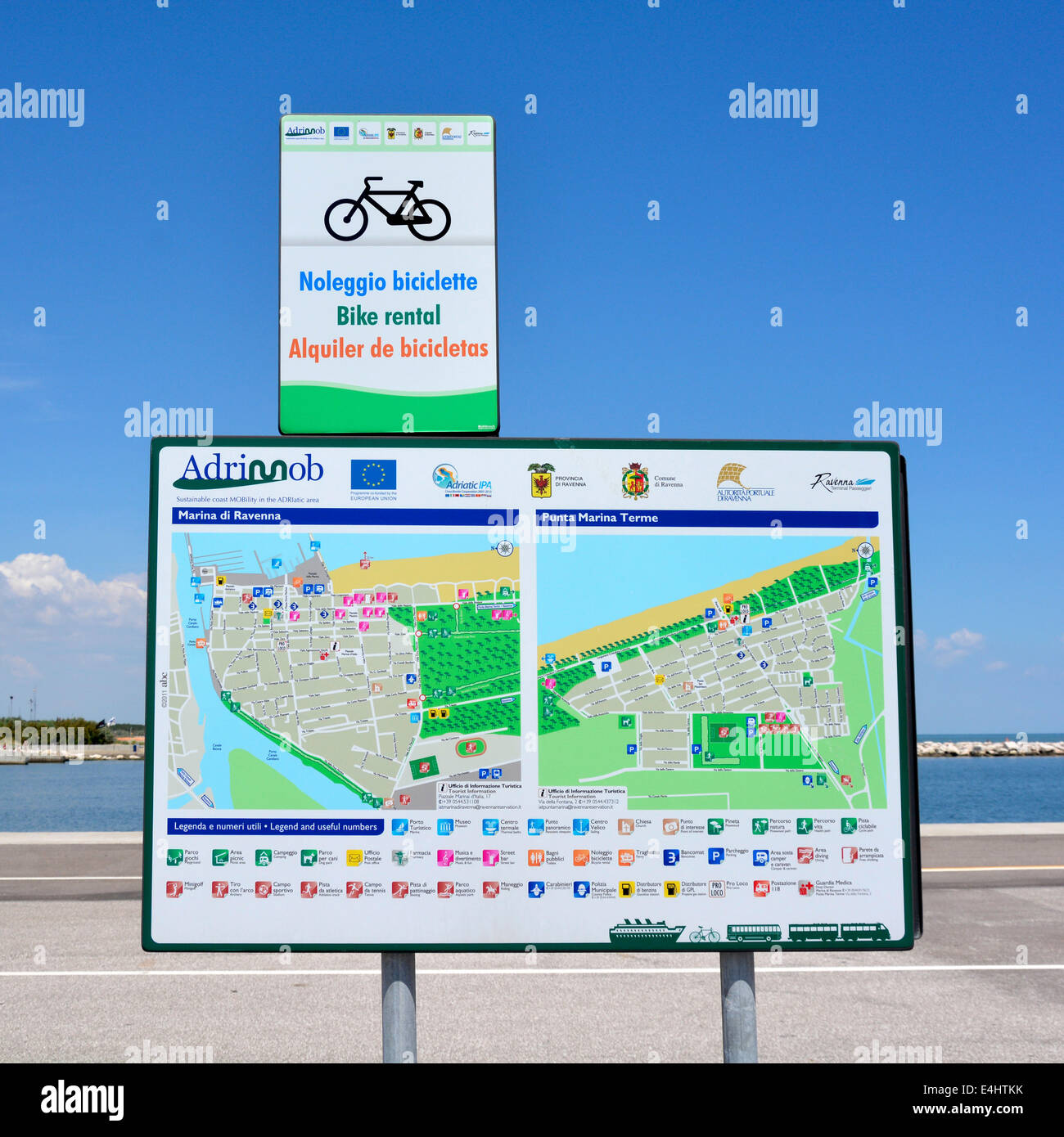Info-Tafel am Hafen Corsini cruise Liner terminal Landungsbrücken Anzeigen von Details der Nahversorgung für diesen Teil von Ravenna Stockfoto