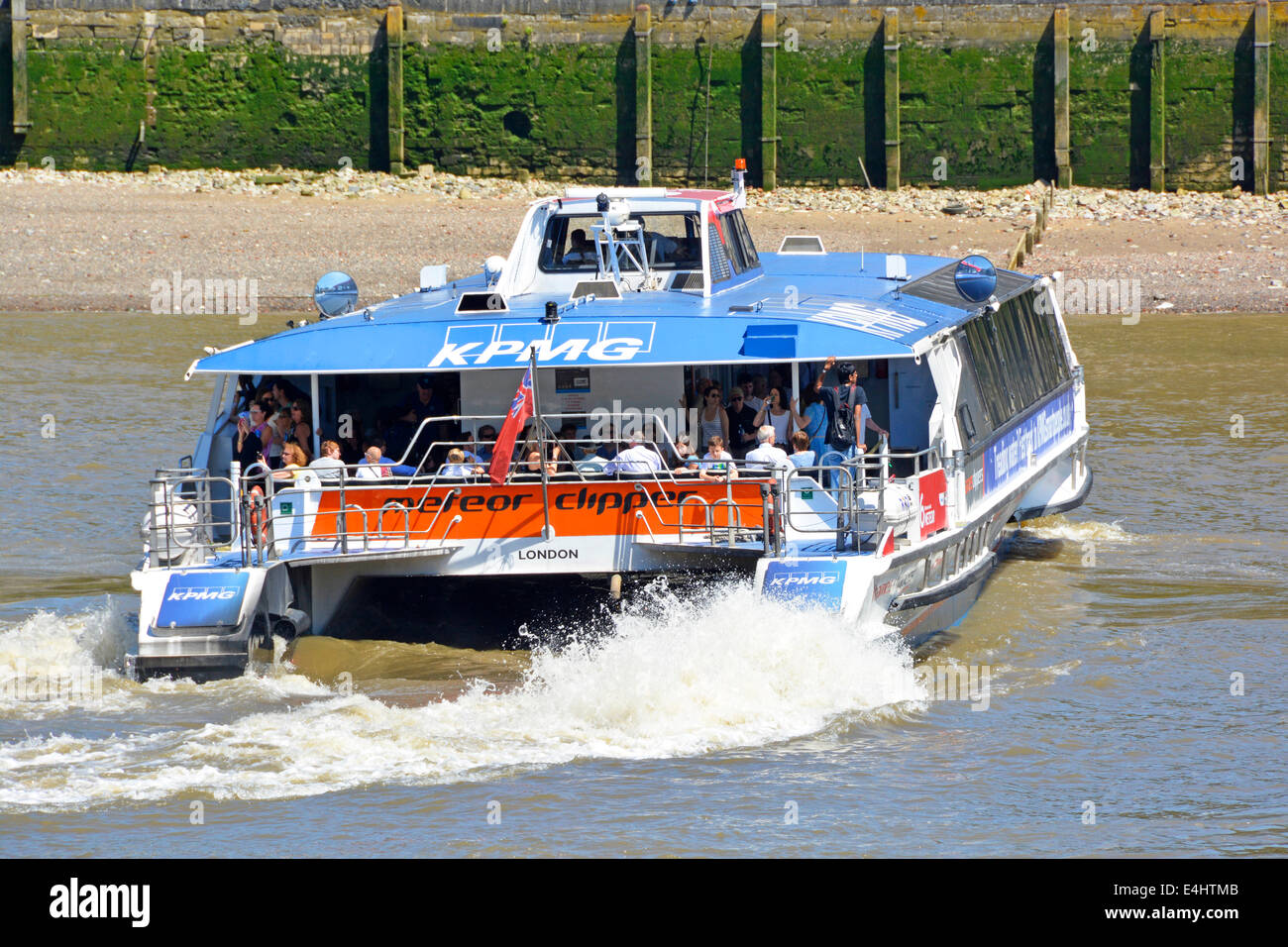 Menschenmenge Passagiere, die auf dem Heck des Thames Clipper reisen katamaran Boot ein öffentlicher Transport Flussbus Service auf London Berühmter Fluss England Großbritannien Stockfoto