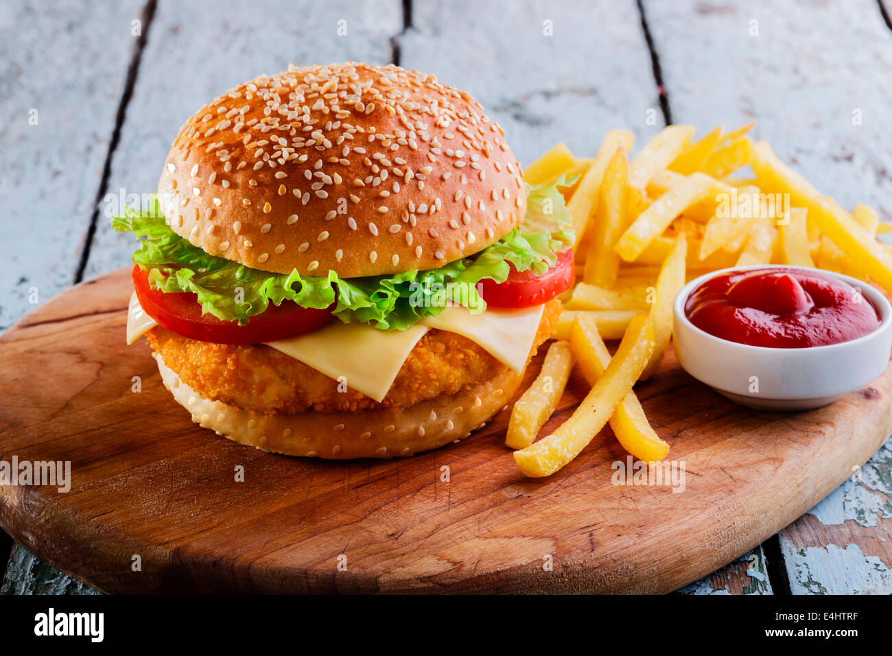 Hamburger mit Schnitzel paniert Stockfoto