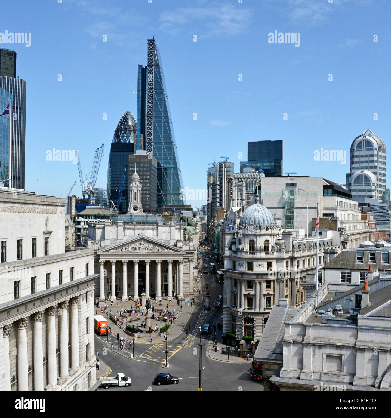 Teil der Londoner City Square Mile Bankenviertel skyline rund um die Bank Road Kreuzung alte und neue Wahrzeichen Gebäude England UK zentriert Stockfoto