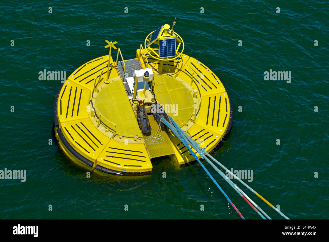 Luftaufnahme der Schiffe festmachen der Taue Schnellspanner Haken an Floatex schwimmende Boje Meeresboden verankert im Besitz hautnah Stockfoto