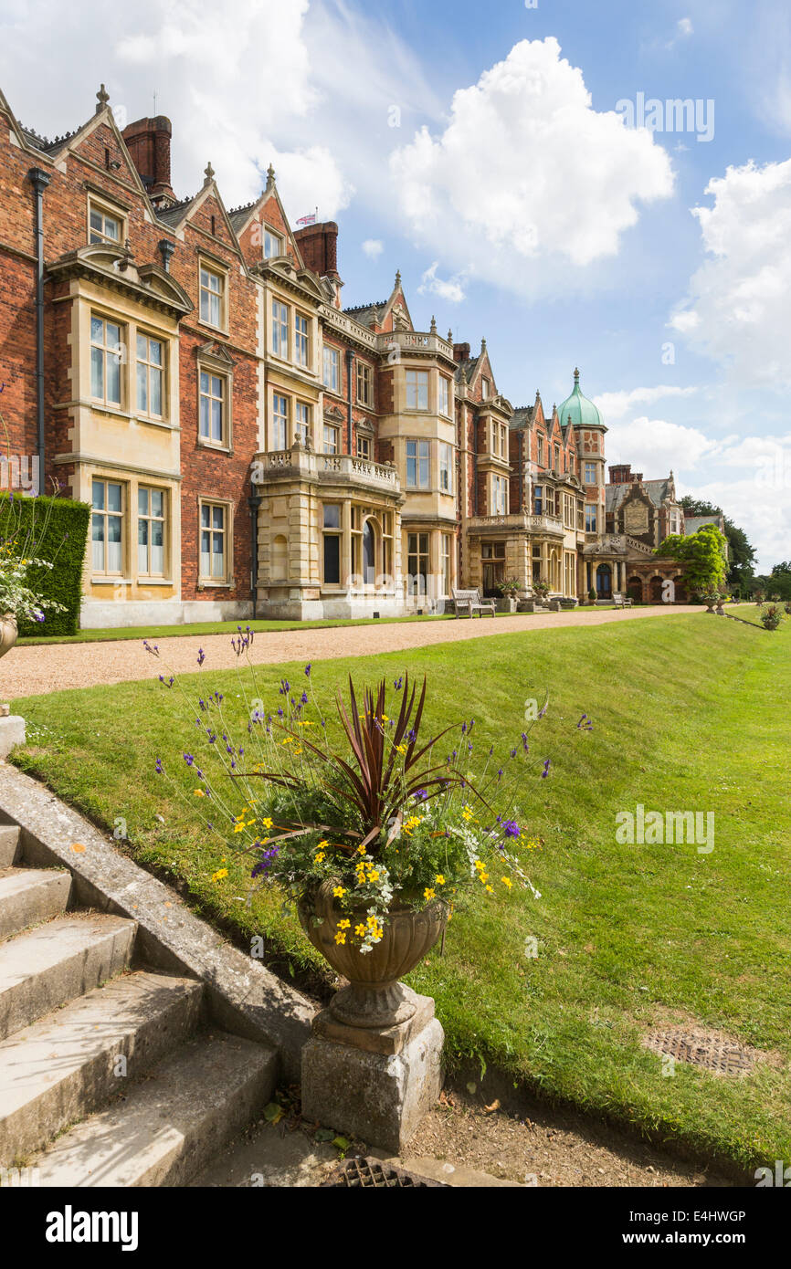 Sandringham House, ein Landhaus, die Königin Norfolk Rückzug, im Sommer mit einem blauen Himmel und flauschige weiße Wolken Stockfoto