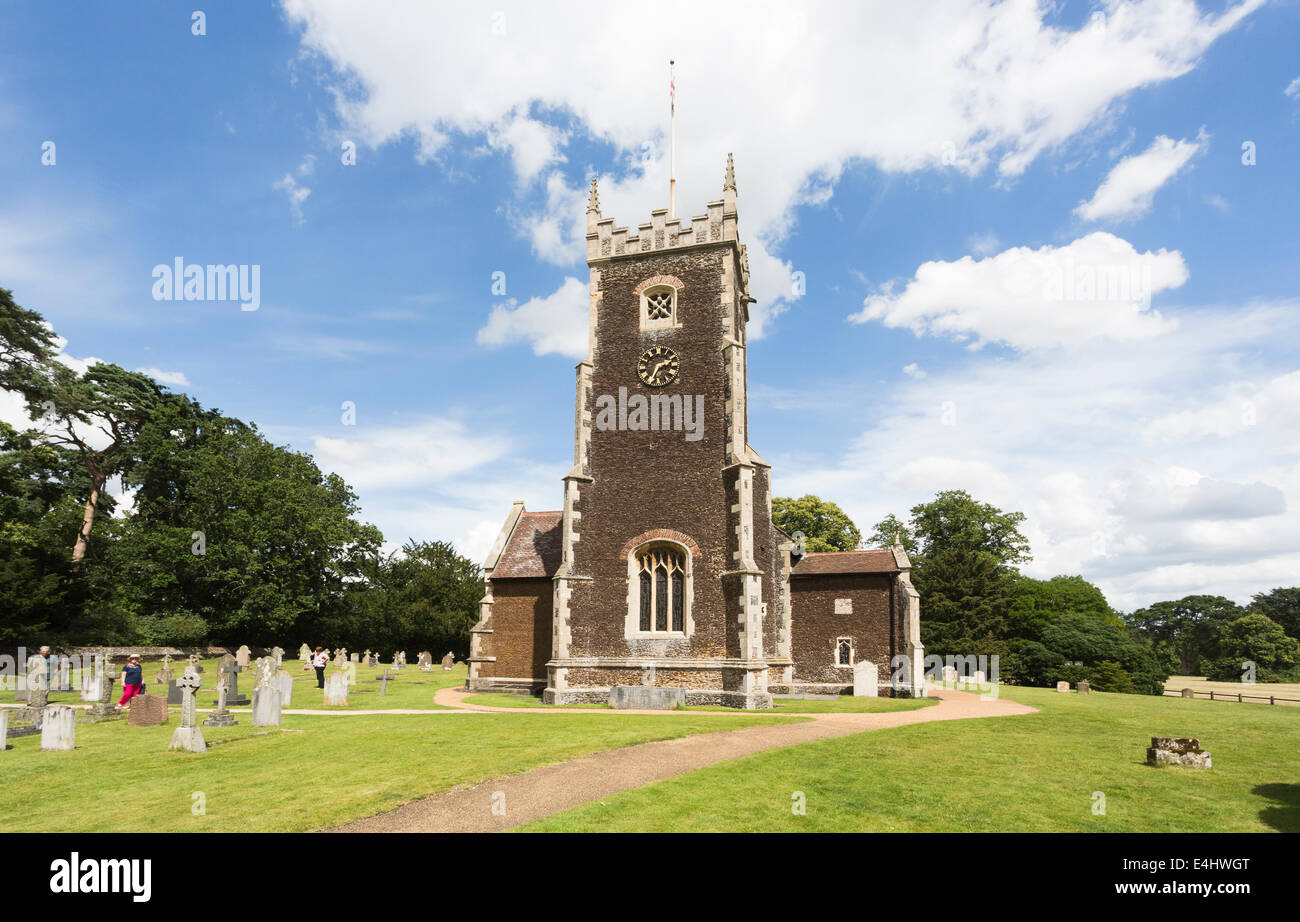 Sandringham Kirche, auf dem Anwesen von Sandringham, Norfolk, UK, im Sommer mit dramatischen blauen Himmel und weiße flauschige Wolken Stockfoto