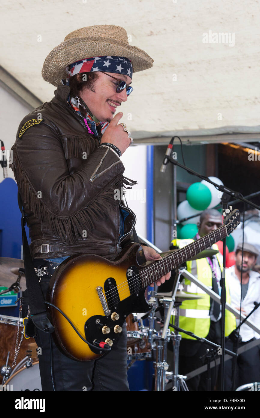 Adam Ant führt bei der 65-Jahr-Feier der Bar Italia in der Frith Street, Soho, London Stockfoto