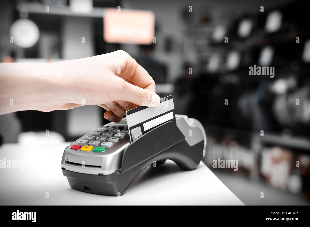 Hand, die Bankkarte terminal und Kunststoff Stockfoto