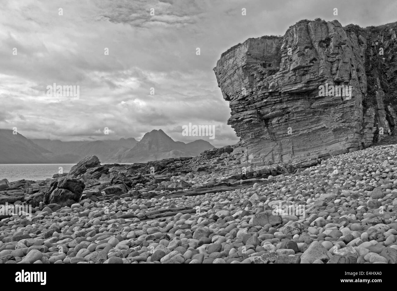 Elgol Strand mit verwitterter Sandstein-Klippe mit Blick auf den Cullin Mountains Stockfoto