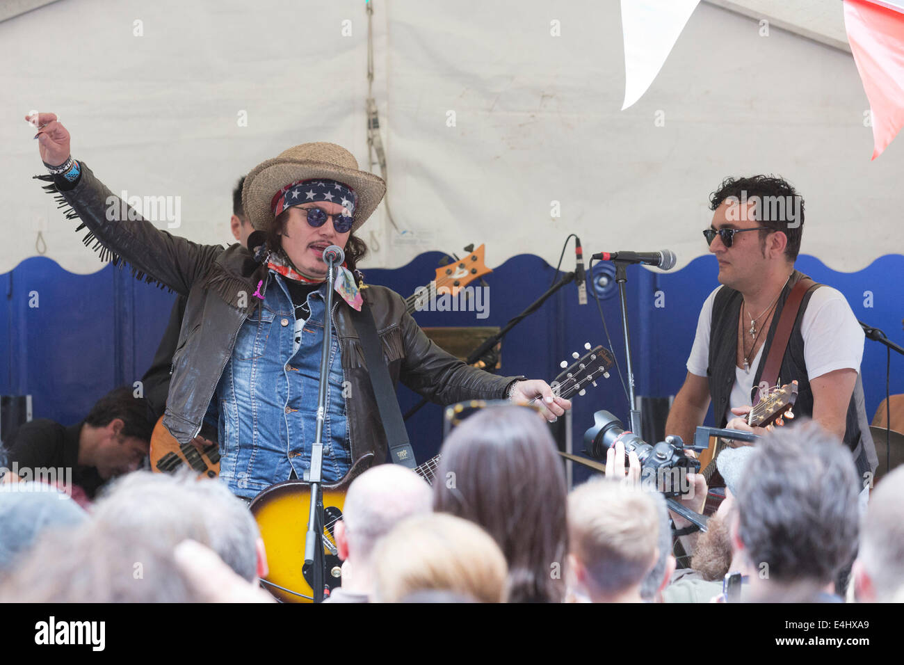 Adam Ant führt bei der 65-Jahr-Feier der Bar Italia in der Frith Street, Soho, London Stockfoto