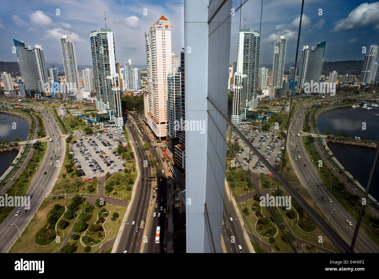 Skyline, Panama City, Panama, Mittelamerika. Cinta Costera Pazifik Küste Beltway Bahia de Panama linear Park Seawall s Stockfoto