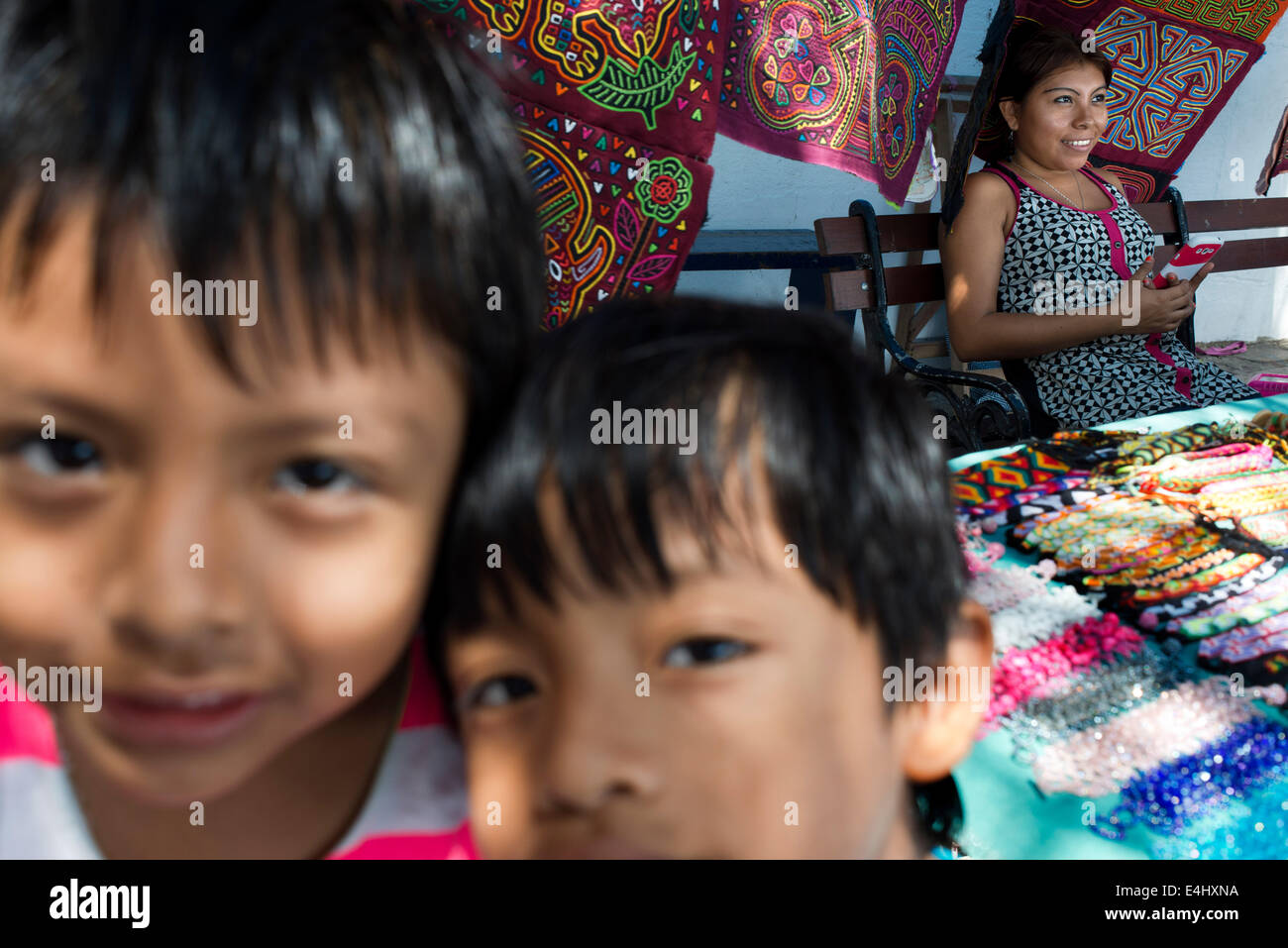 Kuna-Frauen verkaufen ihre Molas an Touristen. Panama-Stadt Casco Viejo Kuna indische traditionelle handwerkliche Gegenstände Verkäufer von Kuna tr Stockfoto