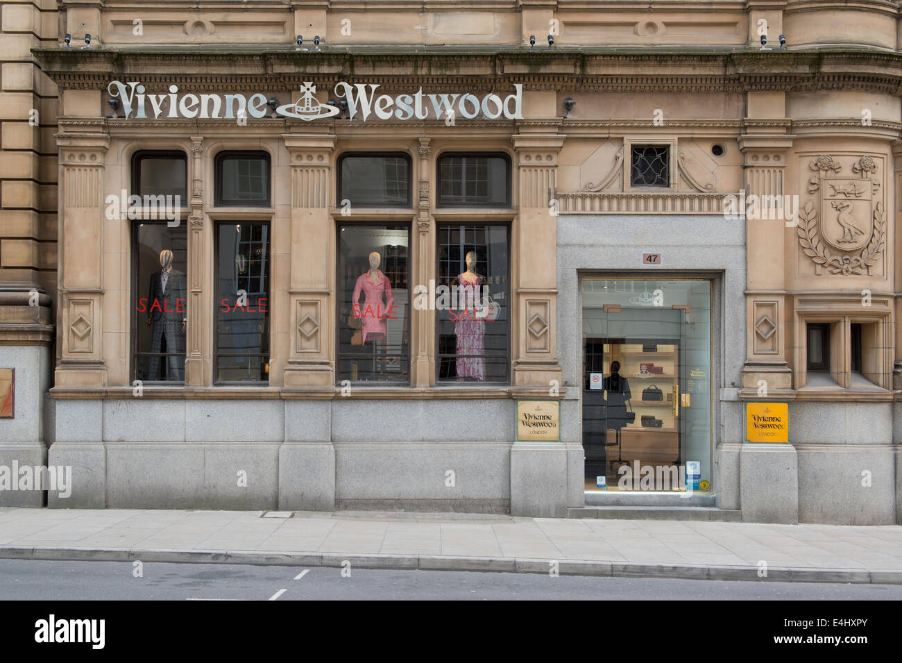 Die Schaufenster der Modekette Vivienne Westwood in Spring Gardens Manchester. Stockfoto
