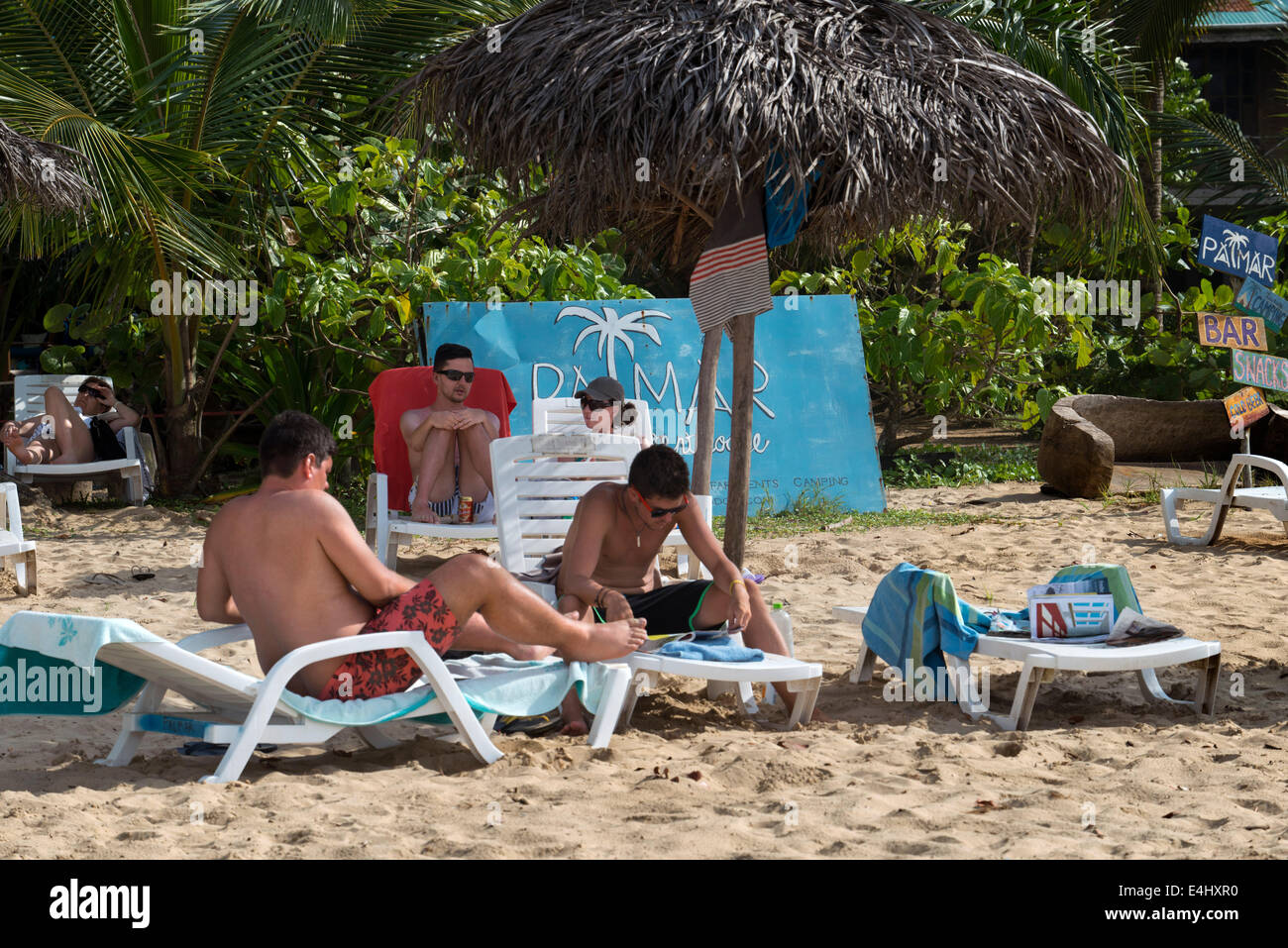 Touristen in Red Frog Beach. Bocas del Toro. Panama. Über eine 10-minütige Bootsfahrt bringt Sie Fahrt von der Stadt Bocas Red Frog Marina, Stockfoto