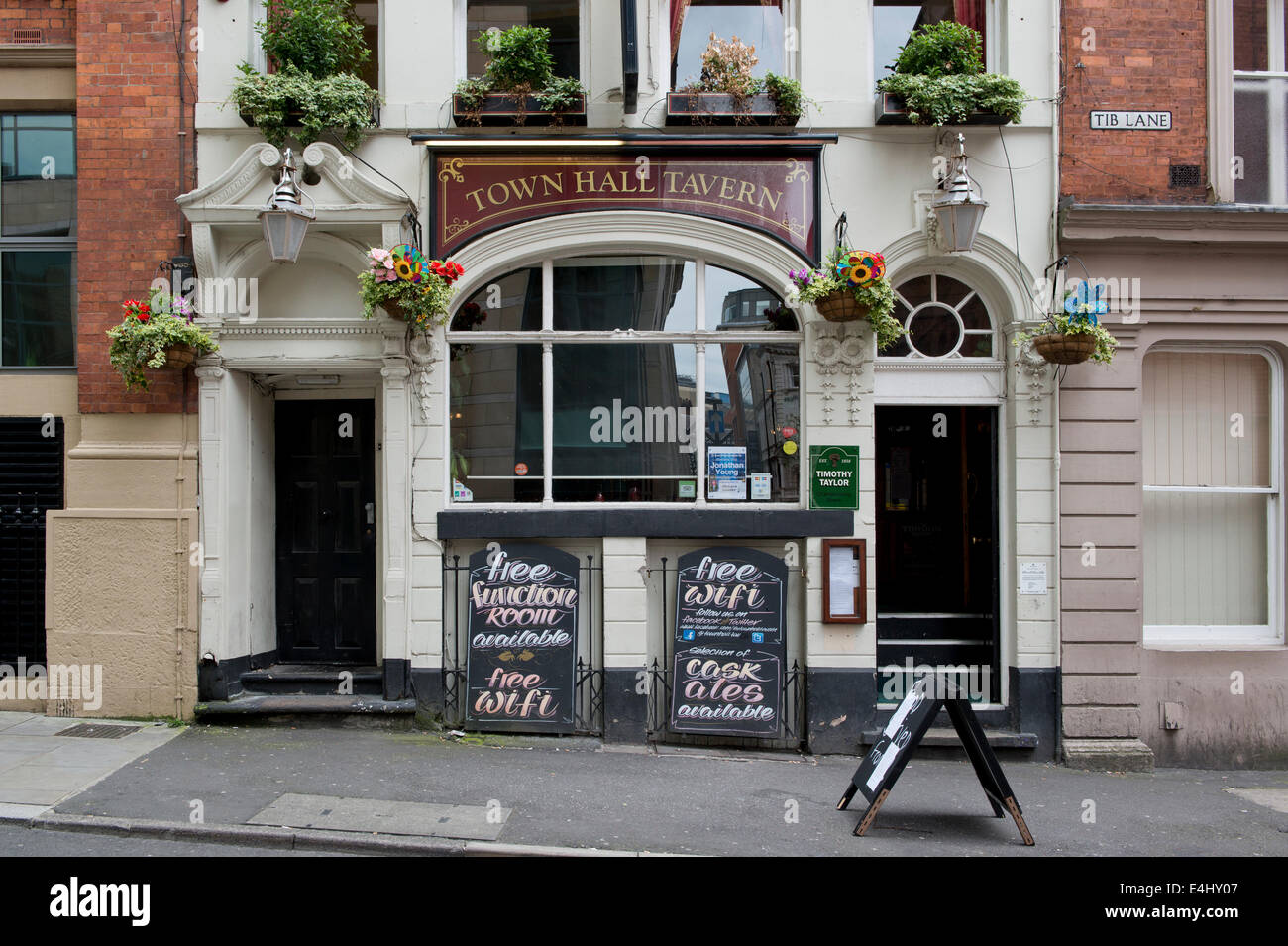 Die Stadt Hall Tavern traditionellen englischen Stadt Pub, befindet sich auf Tib Lane, Manchester, UK. Stockfoto
