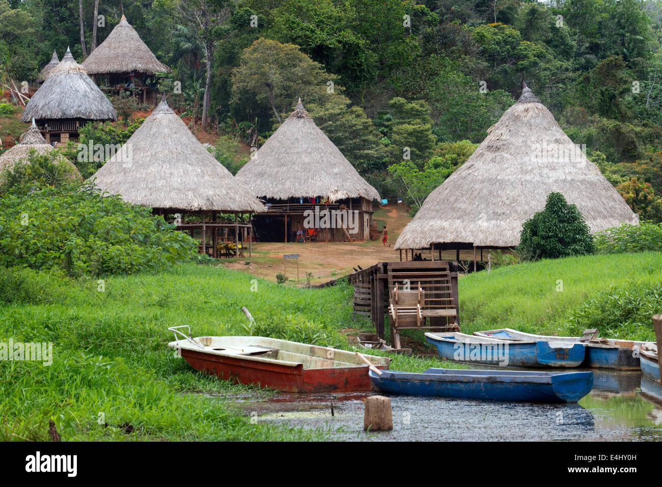 Dorfbewohner von der systemeigenen Embera Indianerstamm, Embera Dorf, Panama. Panama Embera Menschen indischen Dorf einheimische Indio indios Stockfoto