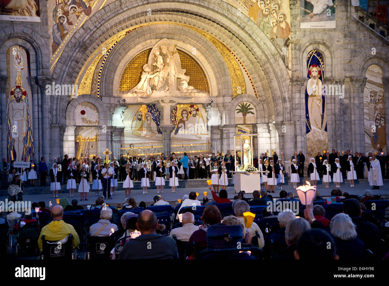 Menschen sind in Lourdes gebetet. Stockfoto