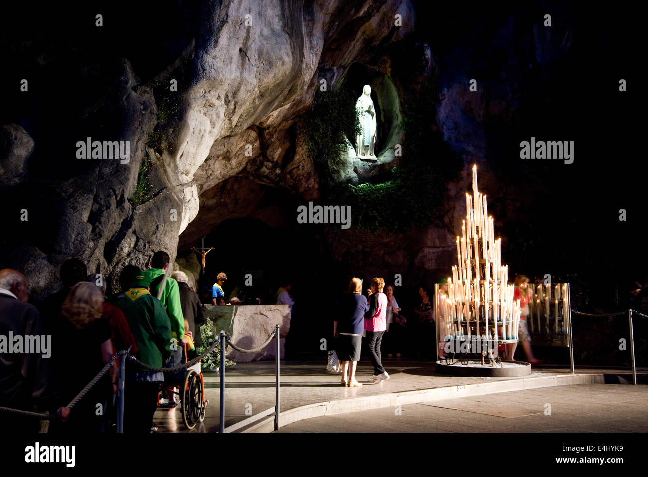 Statue der Jungfrau Maria in der Grotte von Lourdes Stockfoto