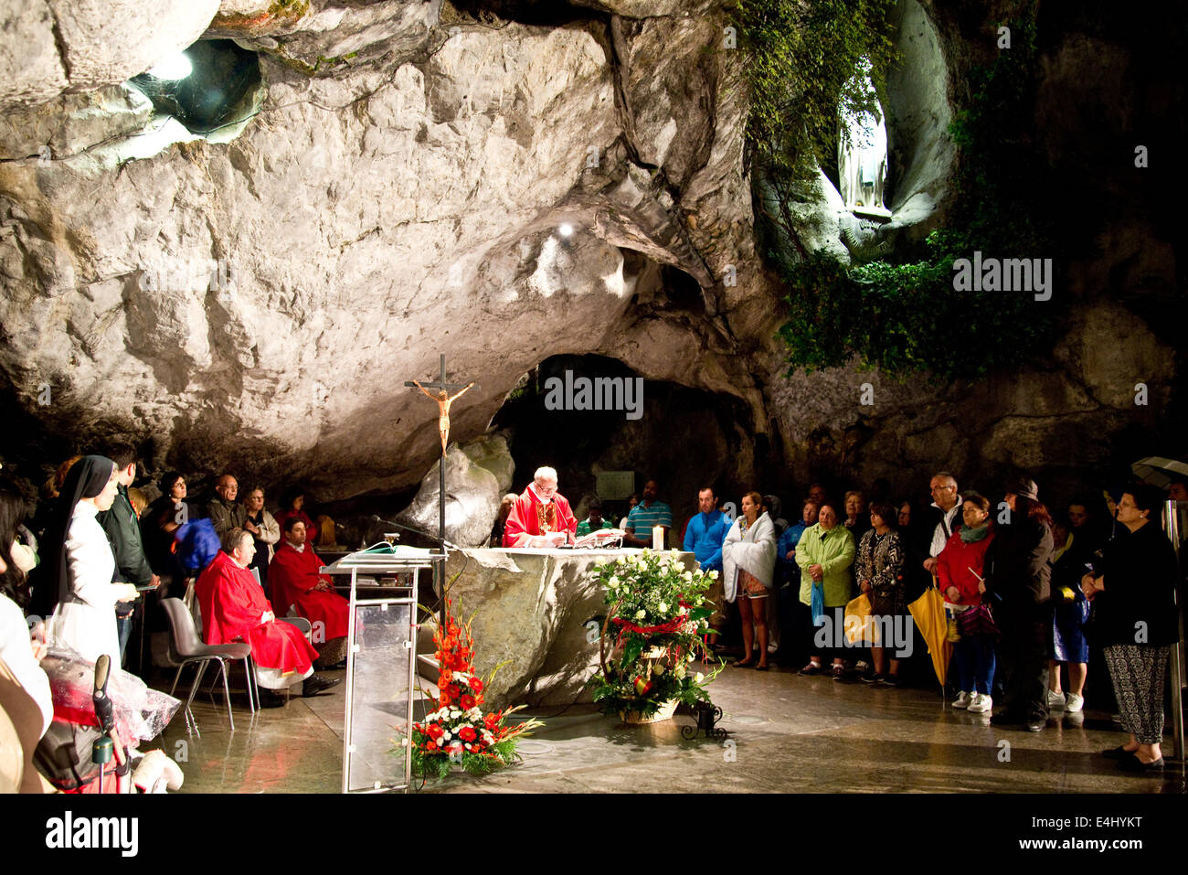 Statue der Jungfrau Maria in der Grotte von Lourdes Stockfoto