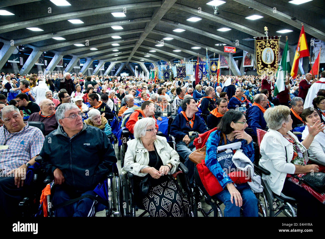 Sonntag internationale Messe in der Basilika St. Pius X. in Lourdes Stockfoto