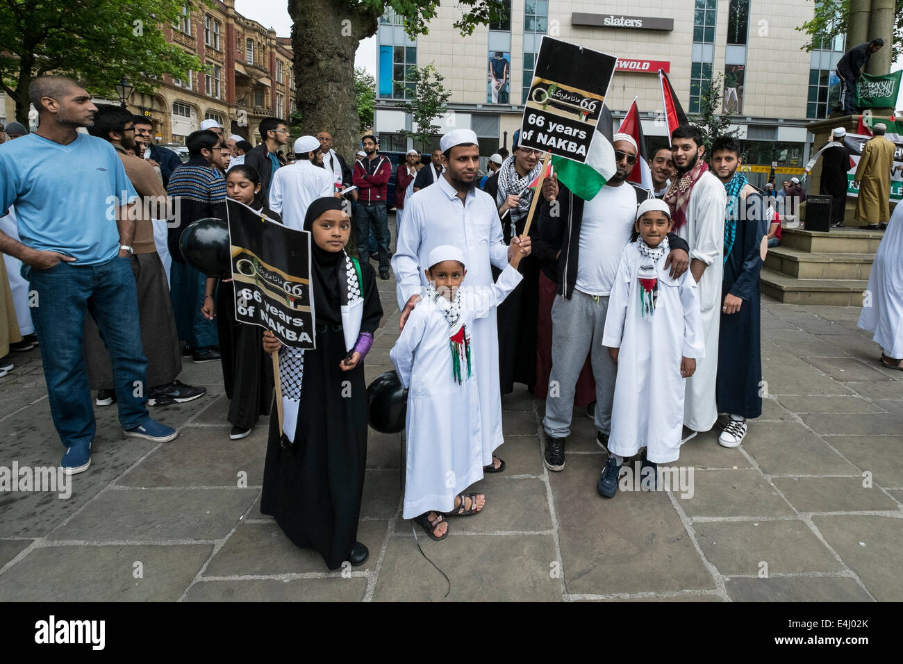 Preston, Lancashire, UK. 12. Juli 2014. Ein friedlicher Protest gegen die anhaltenden militärischen Angriff auf Gaza ist im Stadtzentrum von Preston gehalten worden. Das Ereignis, das Hunderte von Menschen, der Stadt Flagge Markt angezogen wurde von Preston Grundlage Nächstenliebe, Kinder des Ghettos organisiert. Die Nächstenliebe fordern die internationale Gemeinschaft eingreifen und das Gemetzel und die kollektive Bestrafung der palästinensischen Bevölkerung zu beenden. Bildnachweis: Paul Melling/Alamy Live-Nachrichten Stockfoto