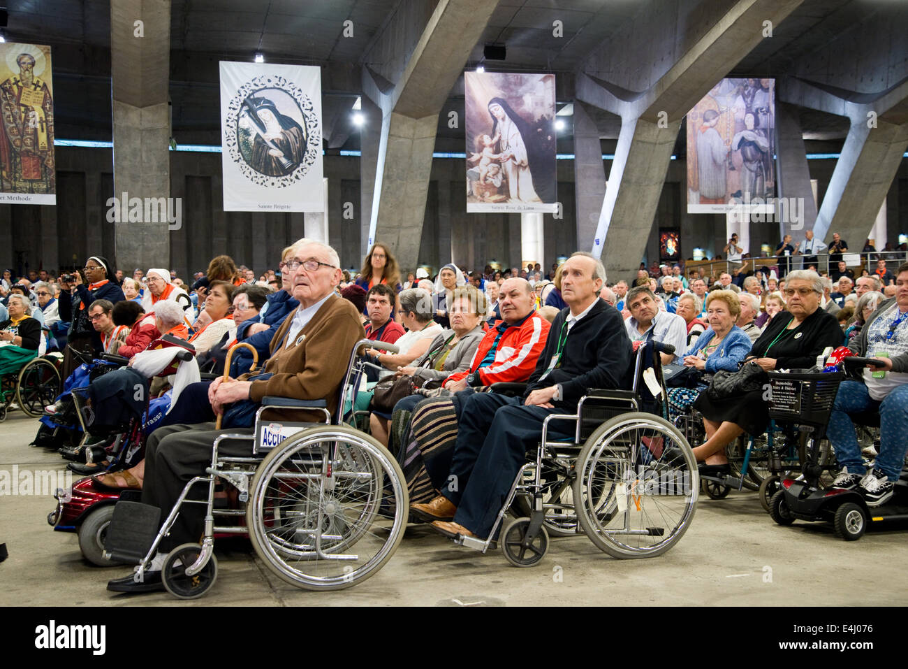 Sonntag internationale Messe in der Basilika St. Pius X. in Lourdes Stockfoto