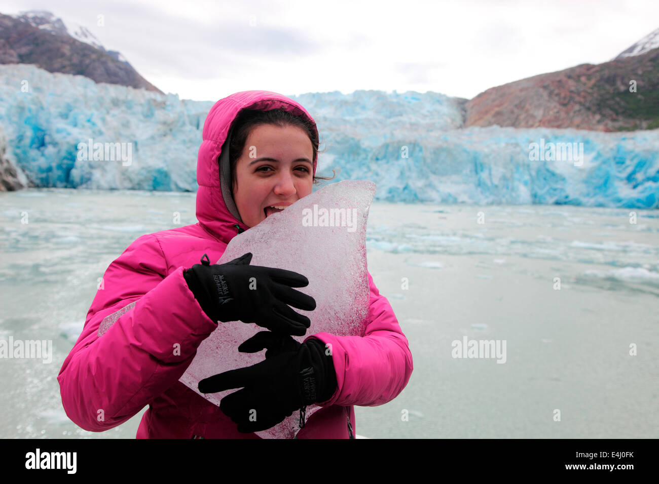 Junge Kreuzfahrt Passagier mit ihren eigenen Eisberg im Süden Sawyer Gletscher Alaska Stockfoto