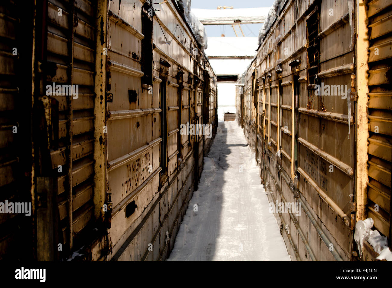 Storage-Einheiten Korridor Metalltüren Schnee draußen Stockfoto