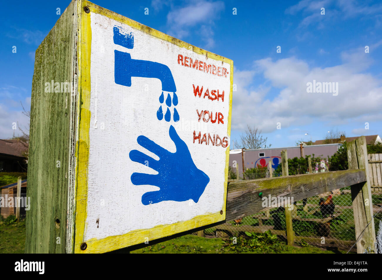 Melden Sie sich zu waschen Sie ihre Hände an einem offenen Hof erinnern. Stockfoto